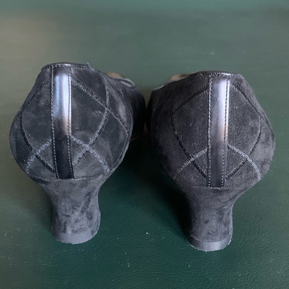 Salvatore Ferragamo Matelasse Navy Blue Quilted Suede Cap Toe Low Heel Pump 7.5 - Picture 14 of 16